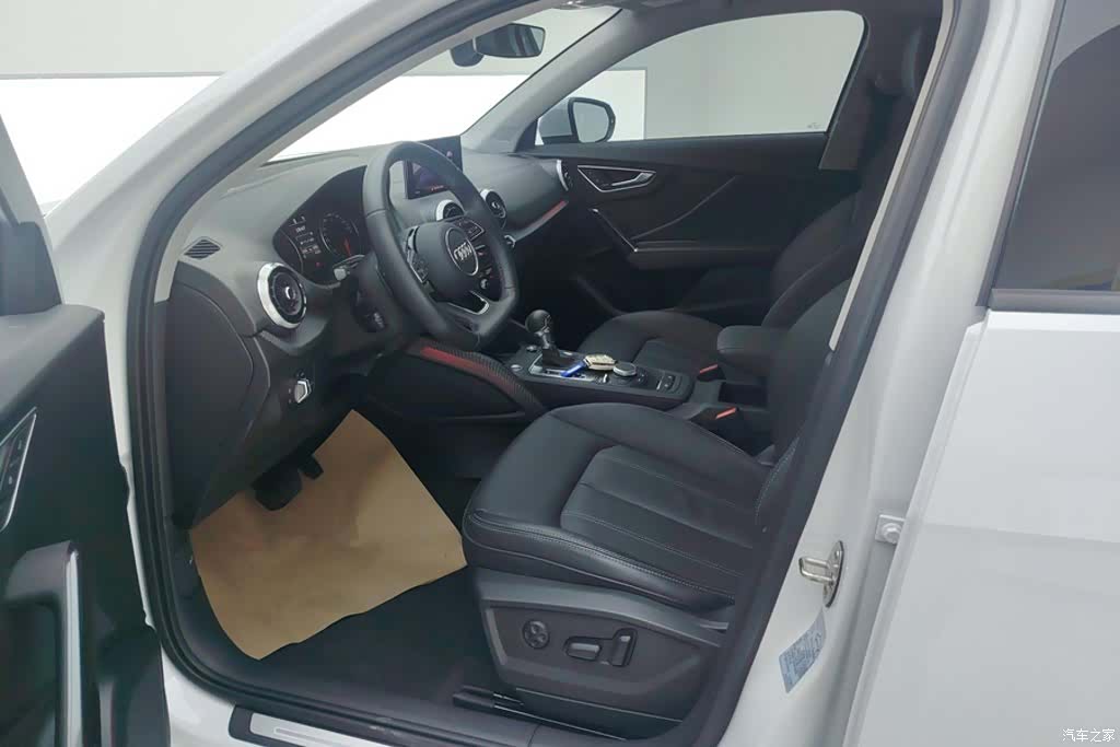 Audi Q2L, 2024 9