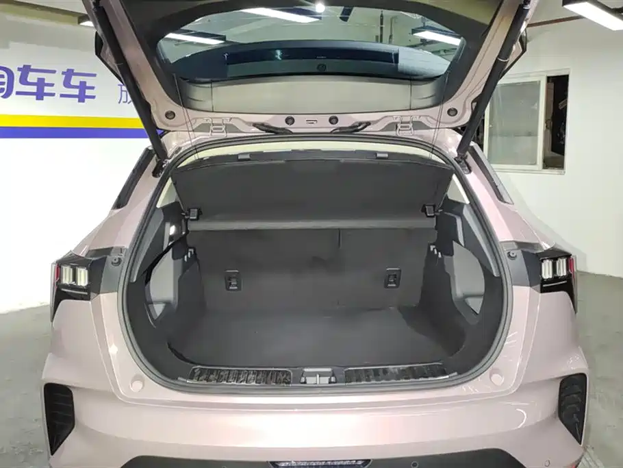 Lynk & Co 06
