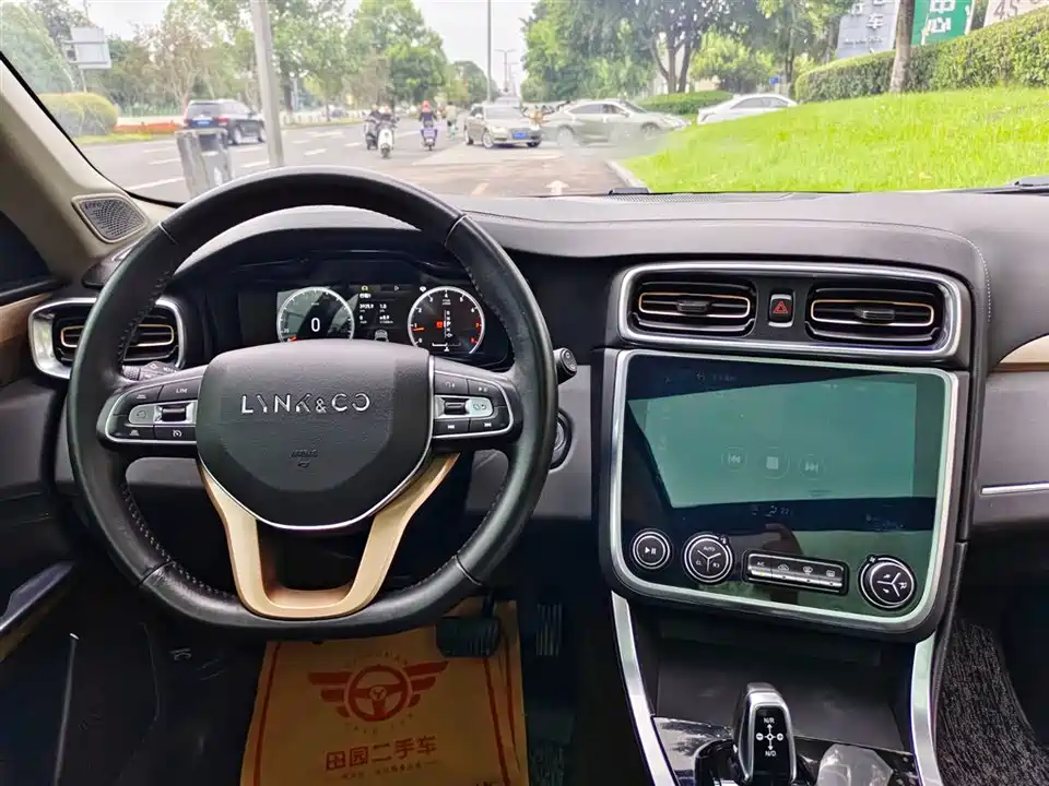 Lynk & Co 01