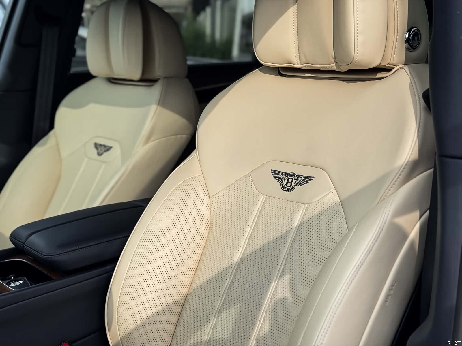 Bentley Bentayga, 2021 все фото