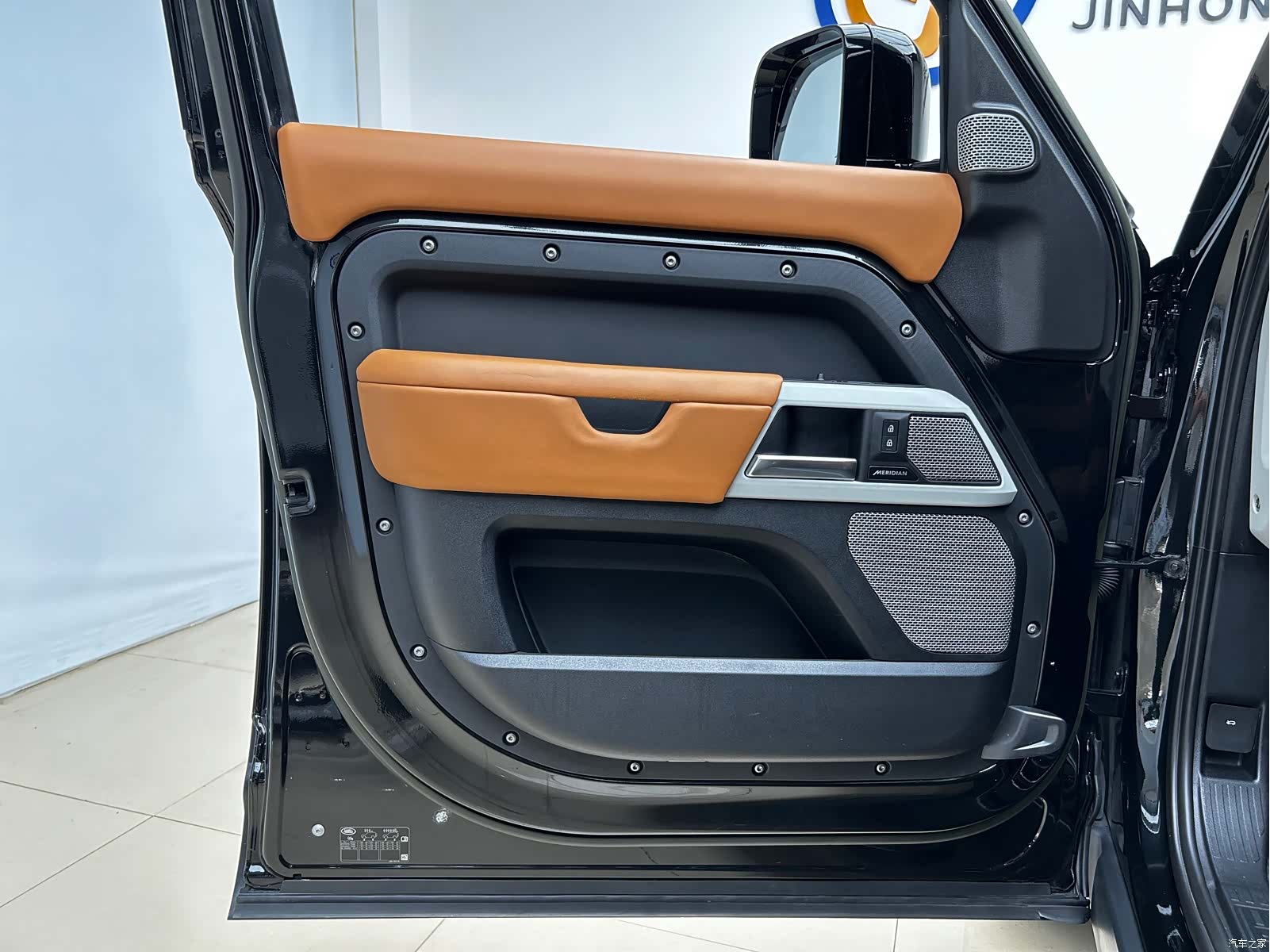Land Rover Defender, 2024 6