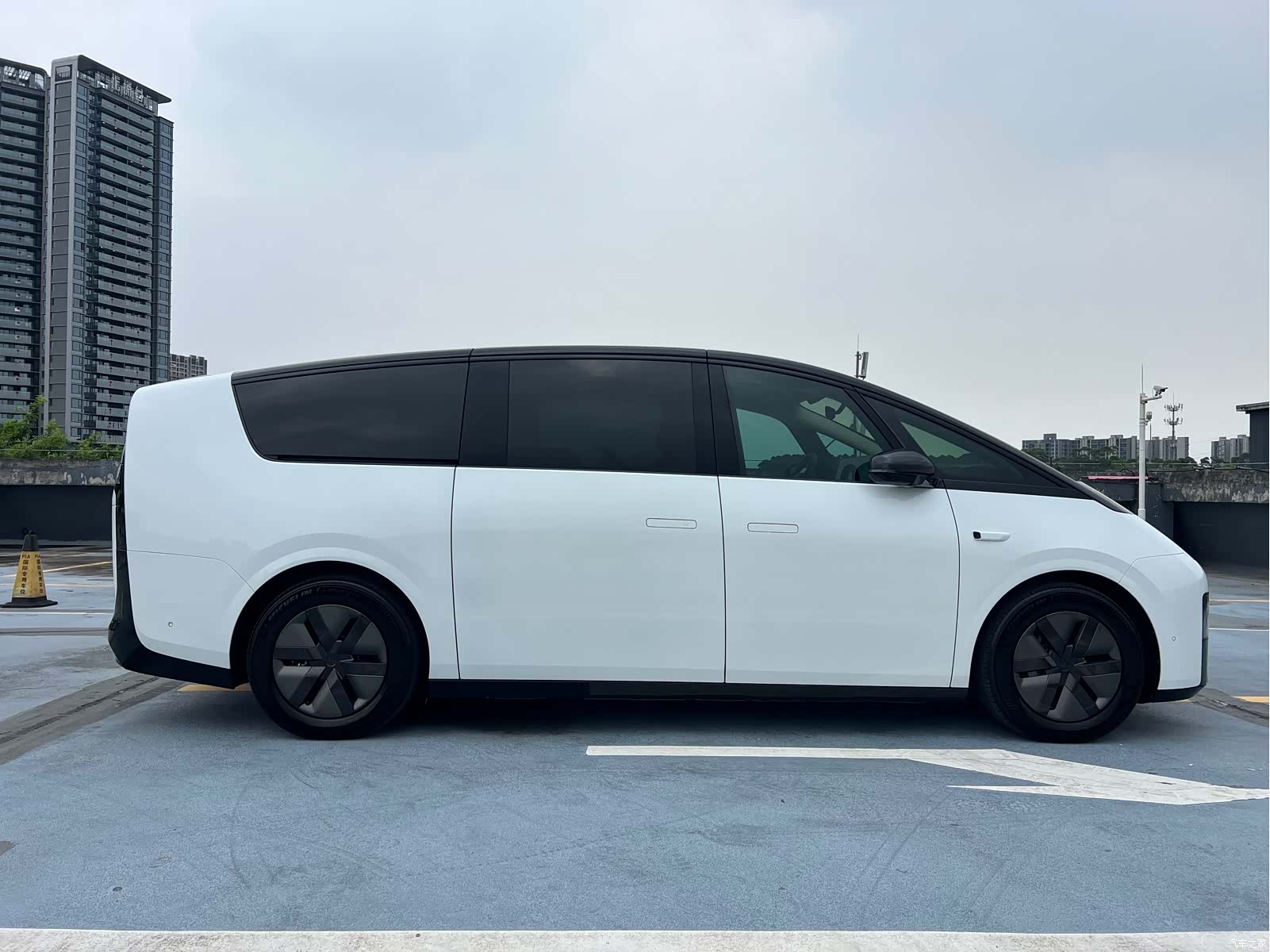 Li Auto MEGA, 2025 8