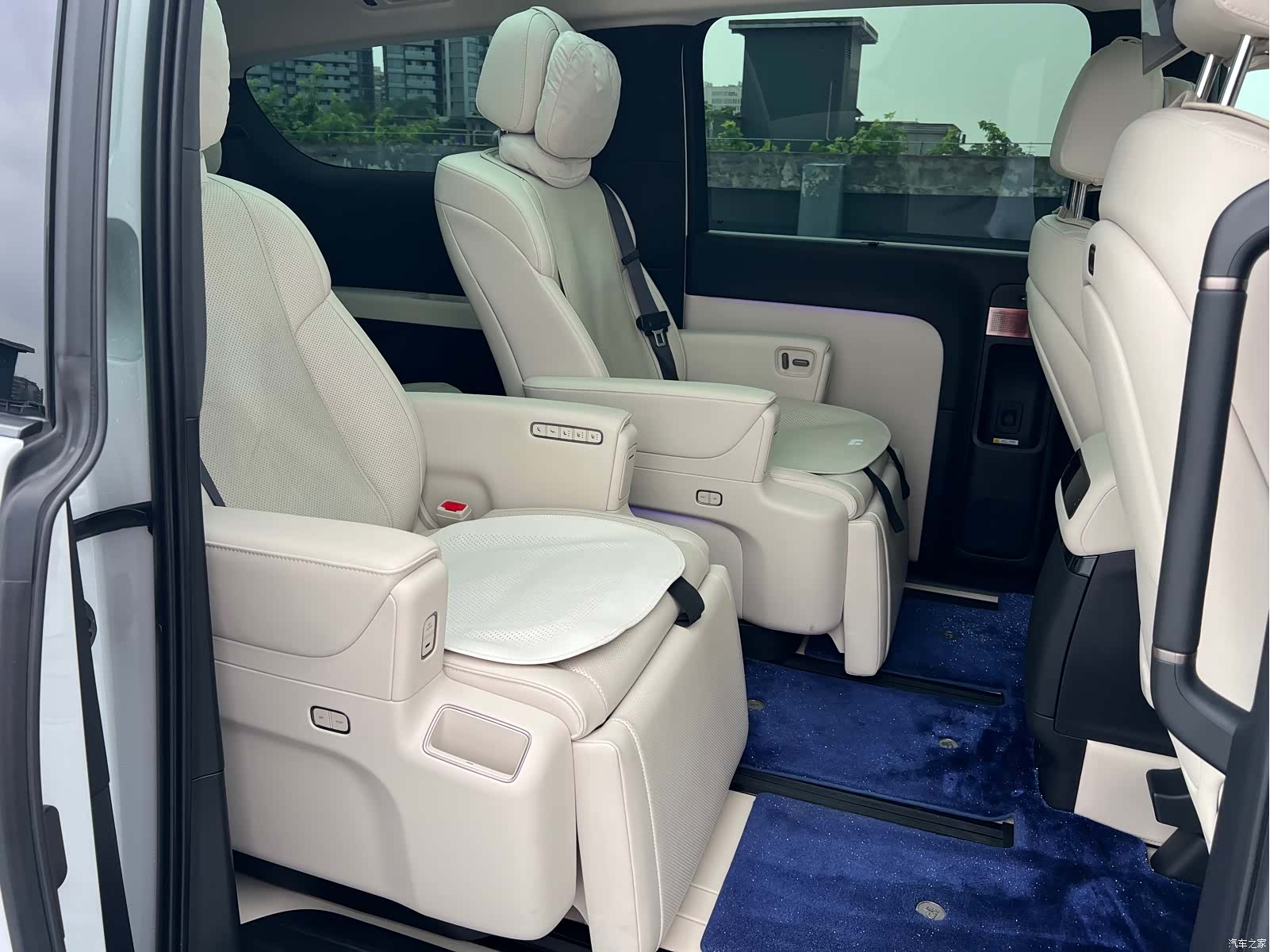 Li Auto MEGA, 2025 13