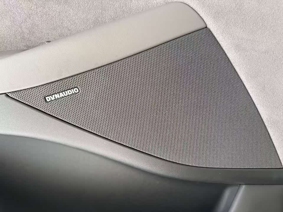 VOYAH Lantu chasing light