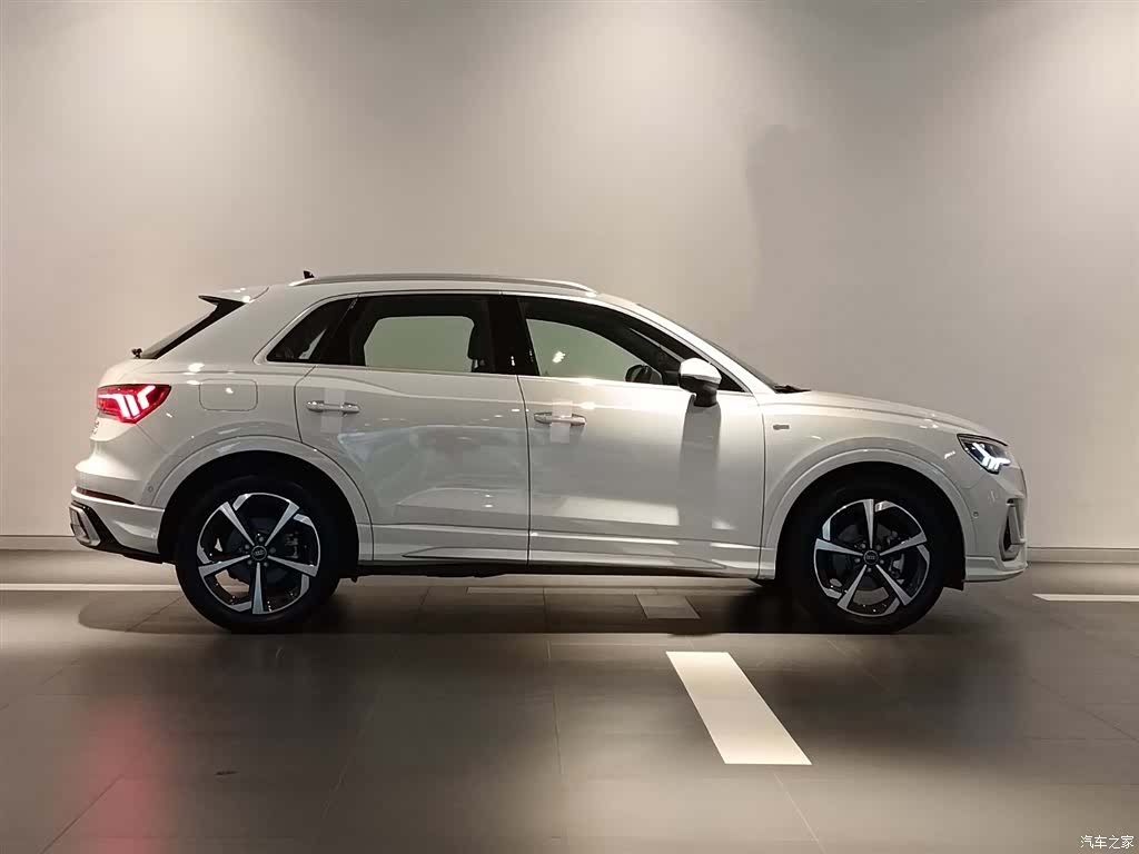 Audi Q3, 2024 3
