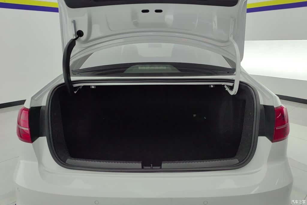 Volkswagen Sagitar, 2016 4