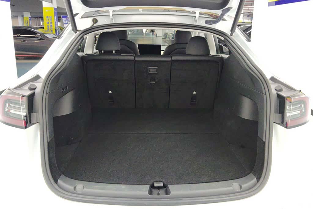 Tesla Model Y, 2023 4