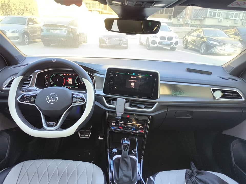 Volkswagen T-ROC exploring Songs