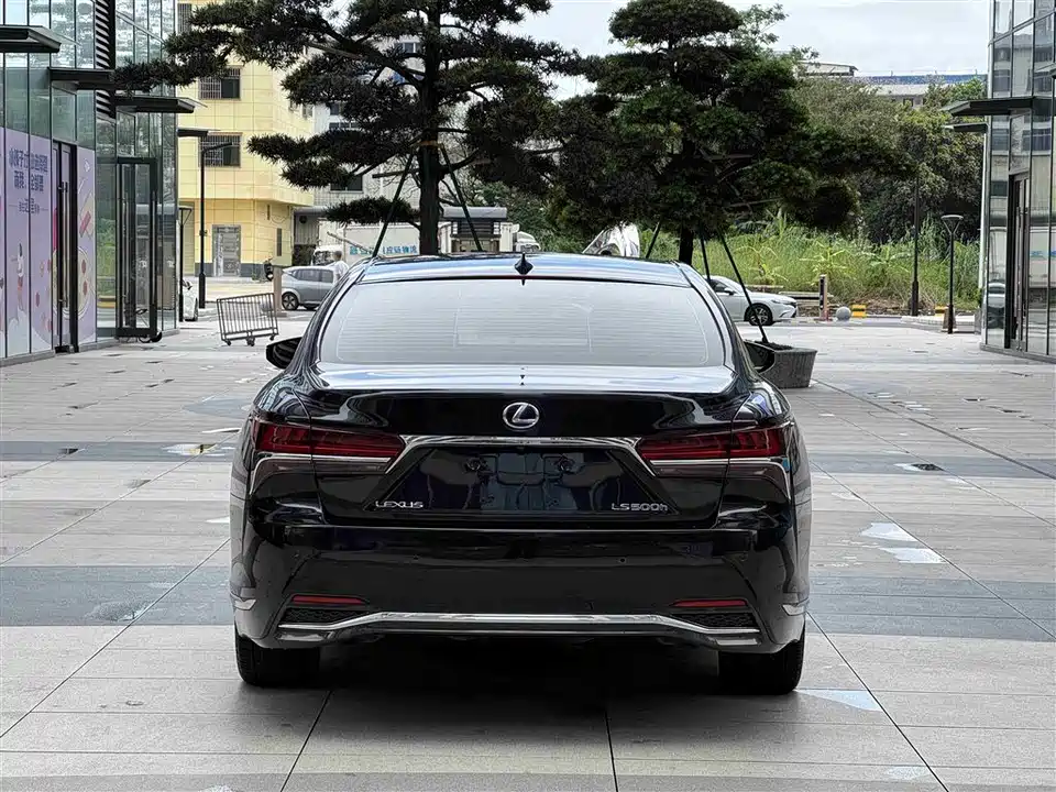 Lexus LS