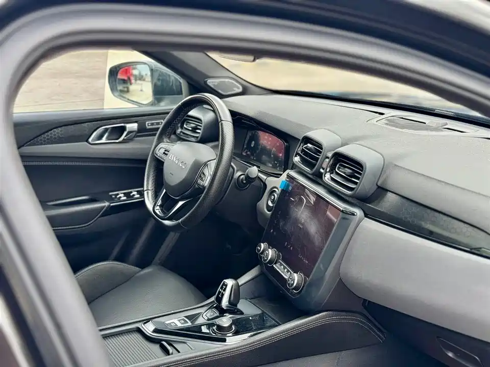 Lynk & Co 03