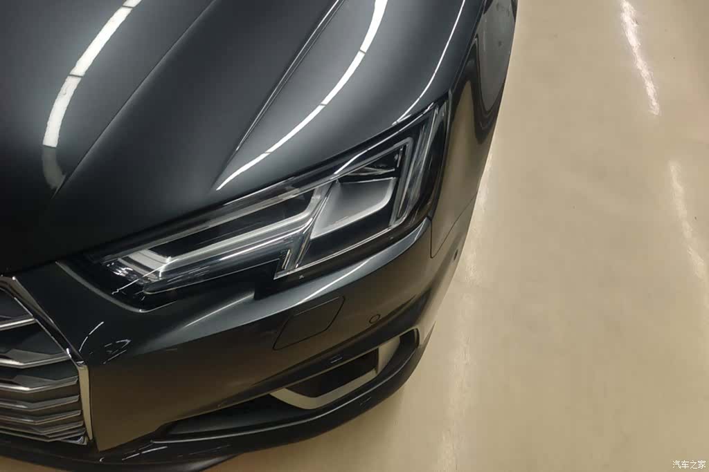 Audi A4L, 2019 все фото