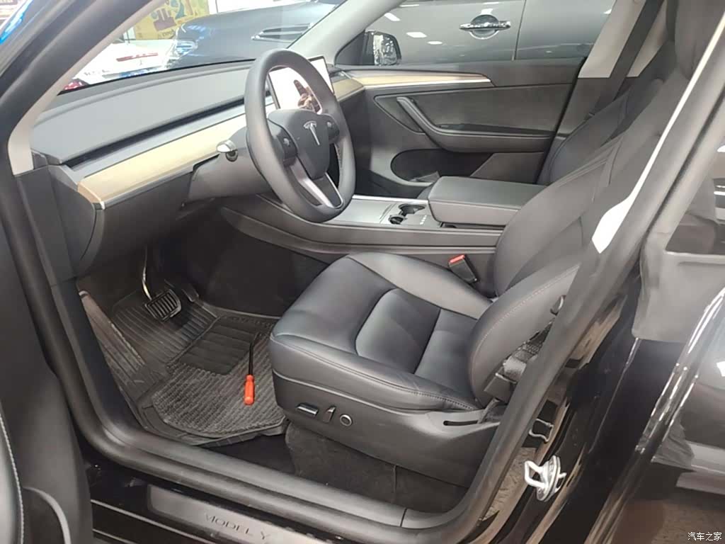 Tesla Model Y, 2023 15