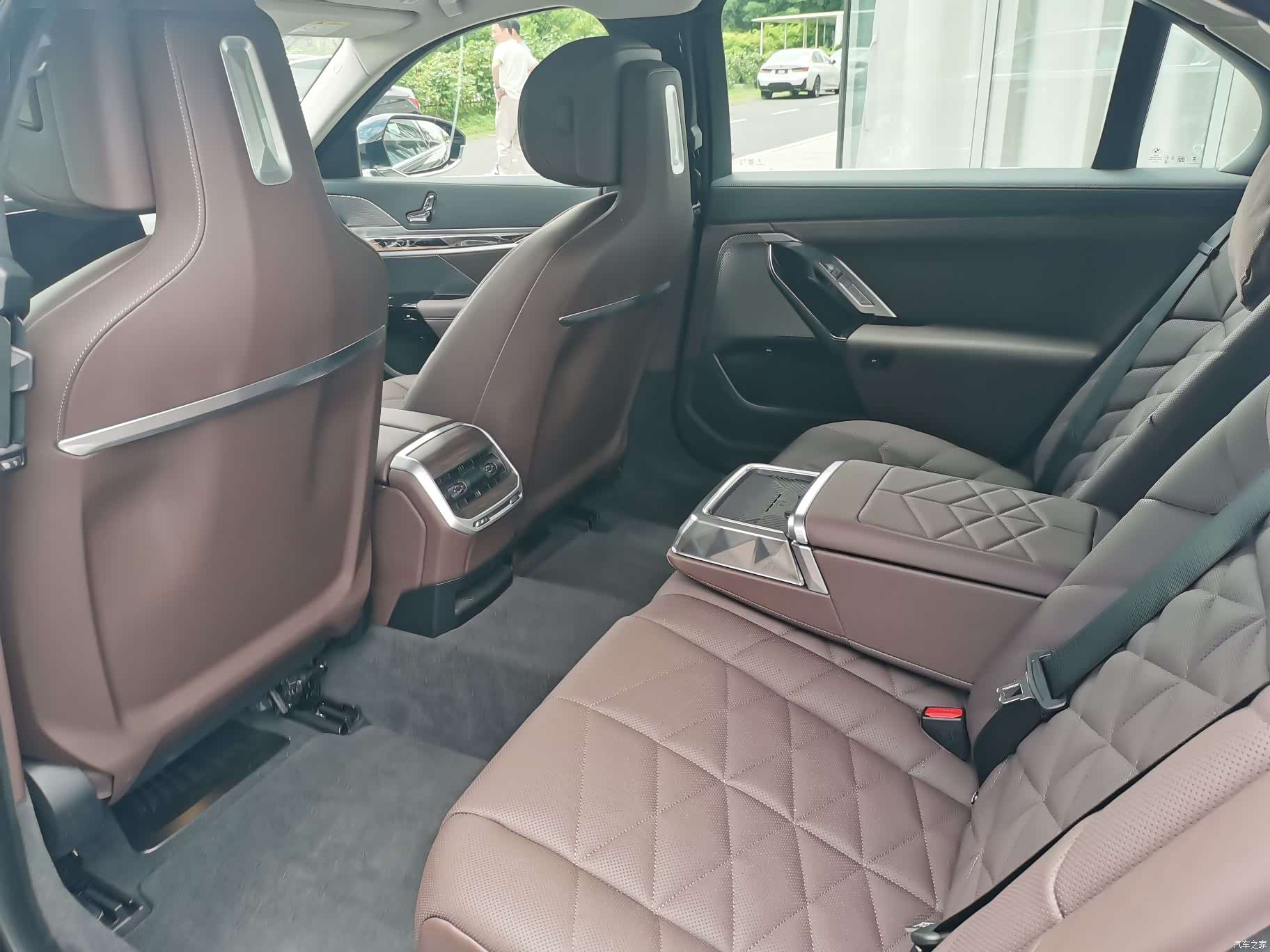 BMW i7, 2025 11