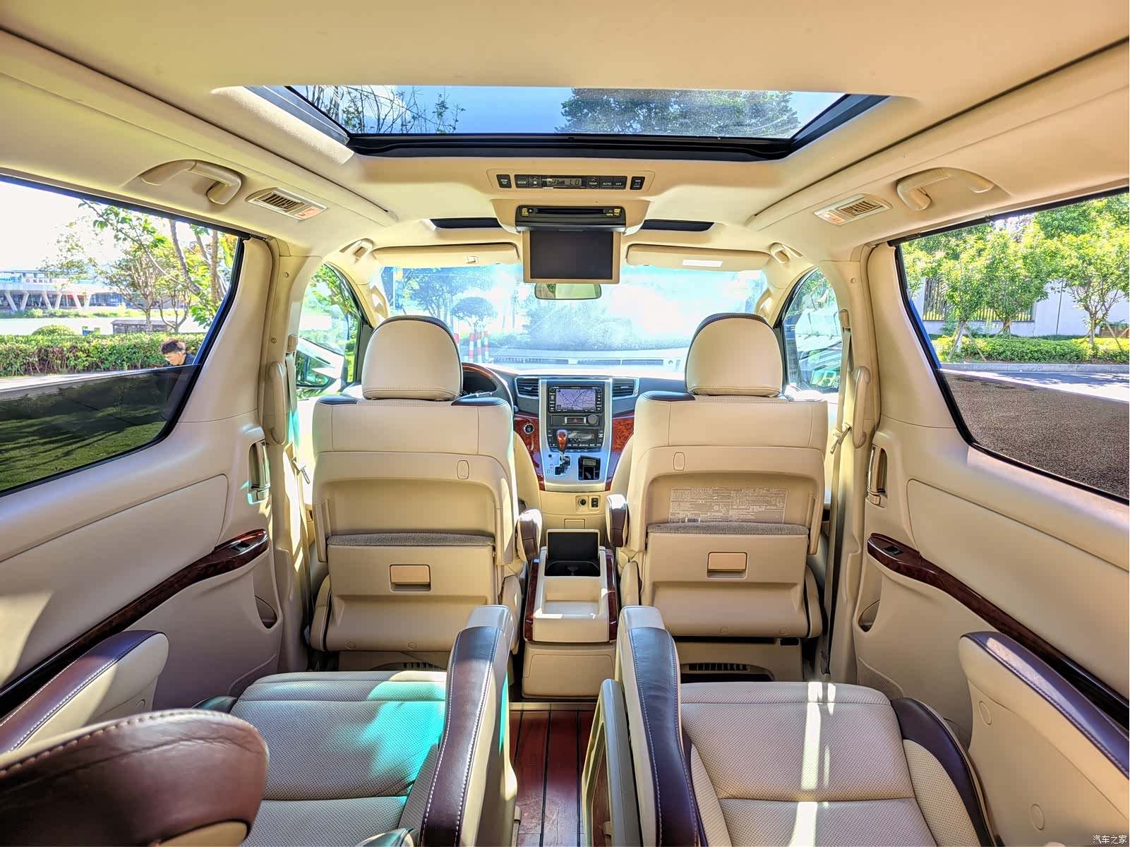 Toyota Alphard, 2011 4