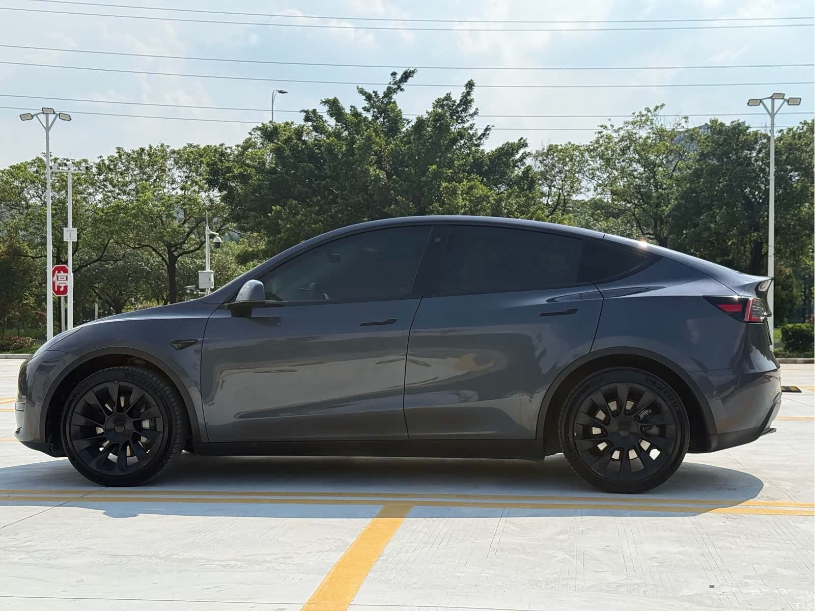 Tesla Model Y, 2023 17
