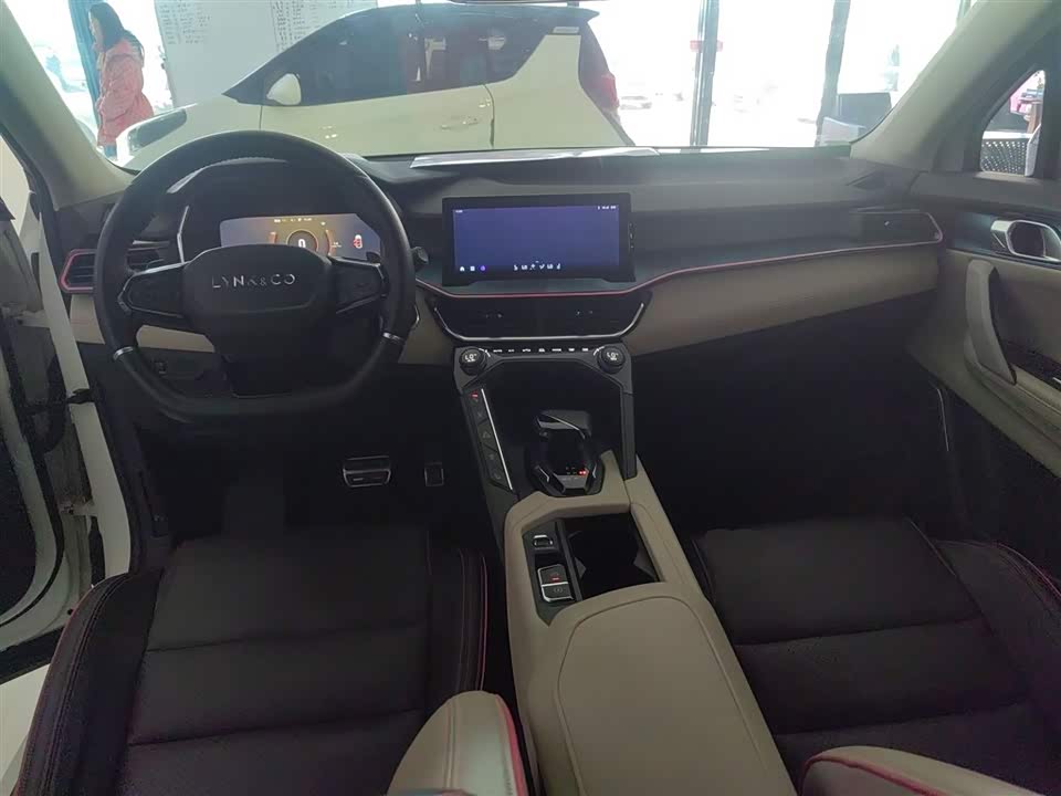Lynk & Co 06