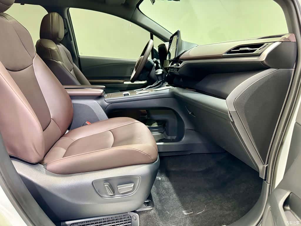 Toyota Granvia, 2025 19