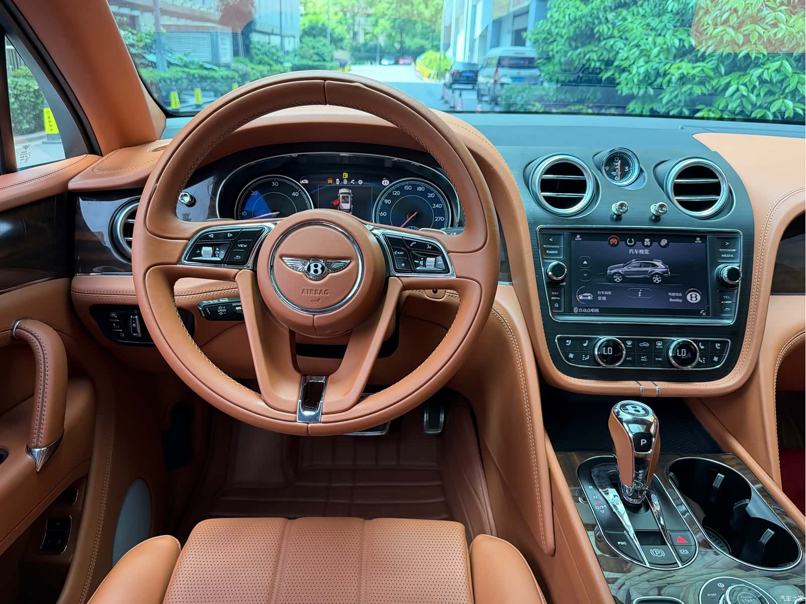 Bentley Bentayga, 2018 8