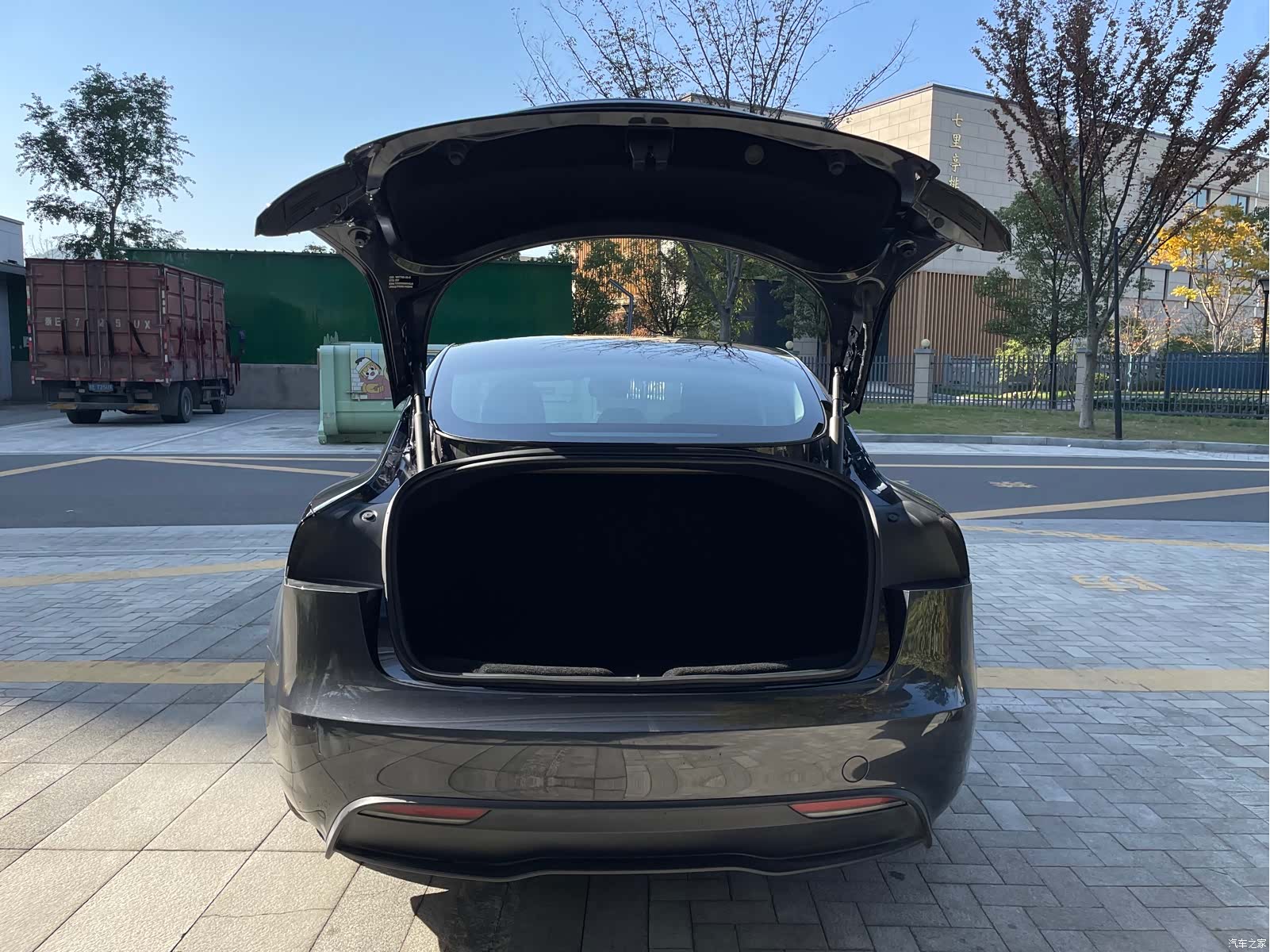 Tesla Model 3, 2025 7