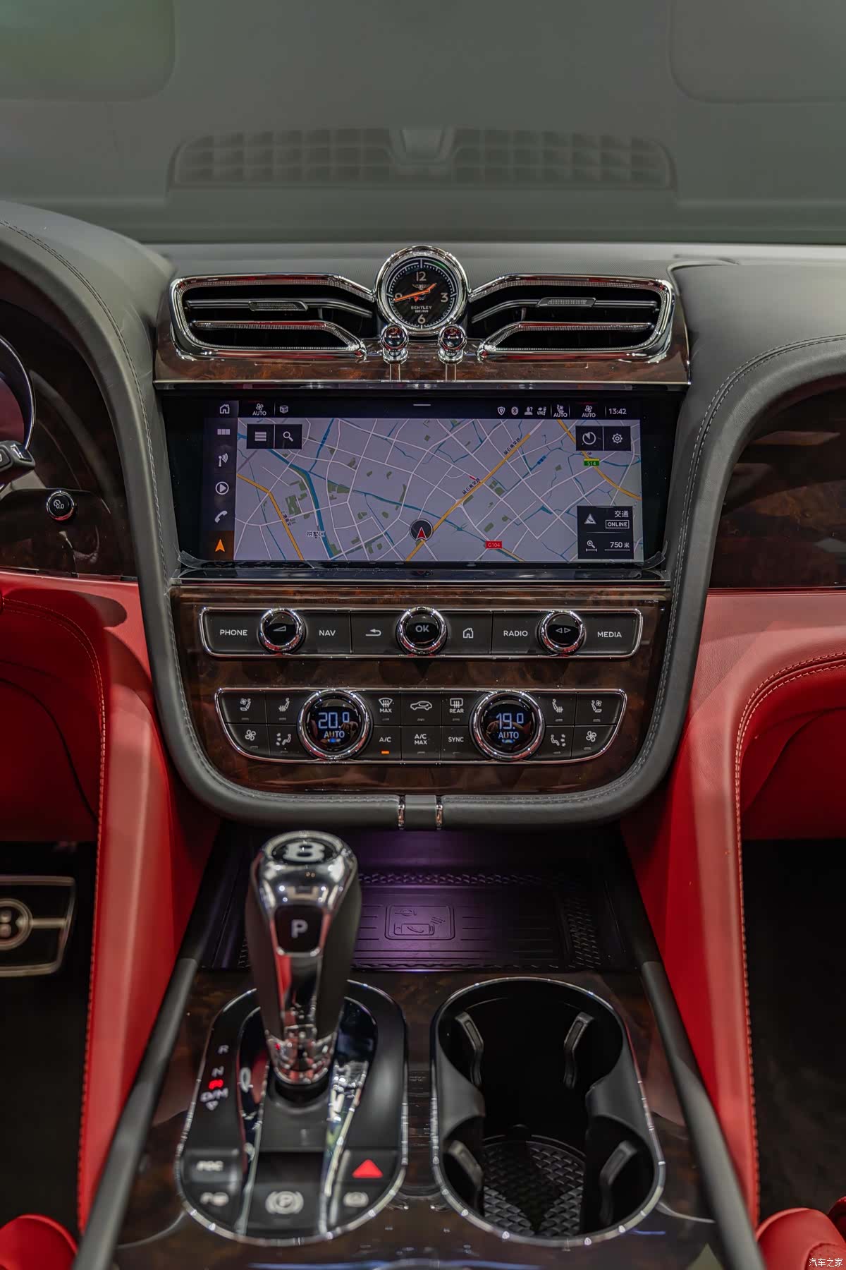Bentley Bentayga, 2021 19