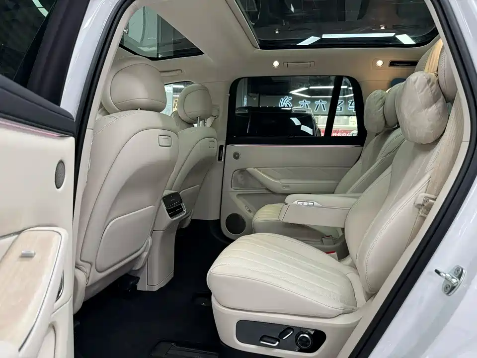 AITO Ask the world M8