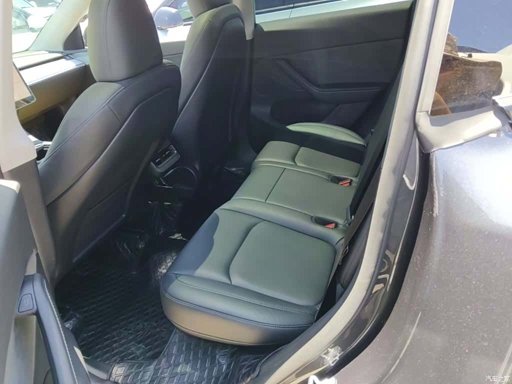 Tesla Model Y, 2024 17
