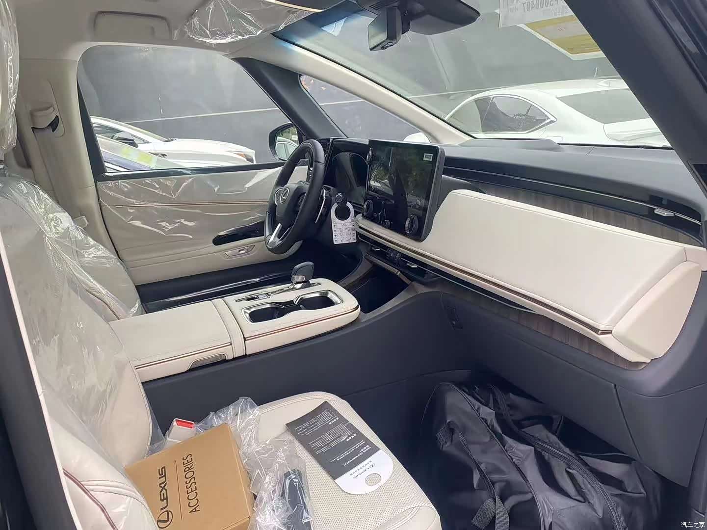 Lexus LM, 2025 10