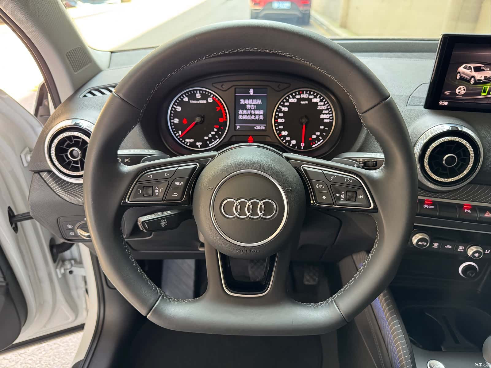 Audi Q2L, 2023 9