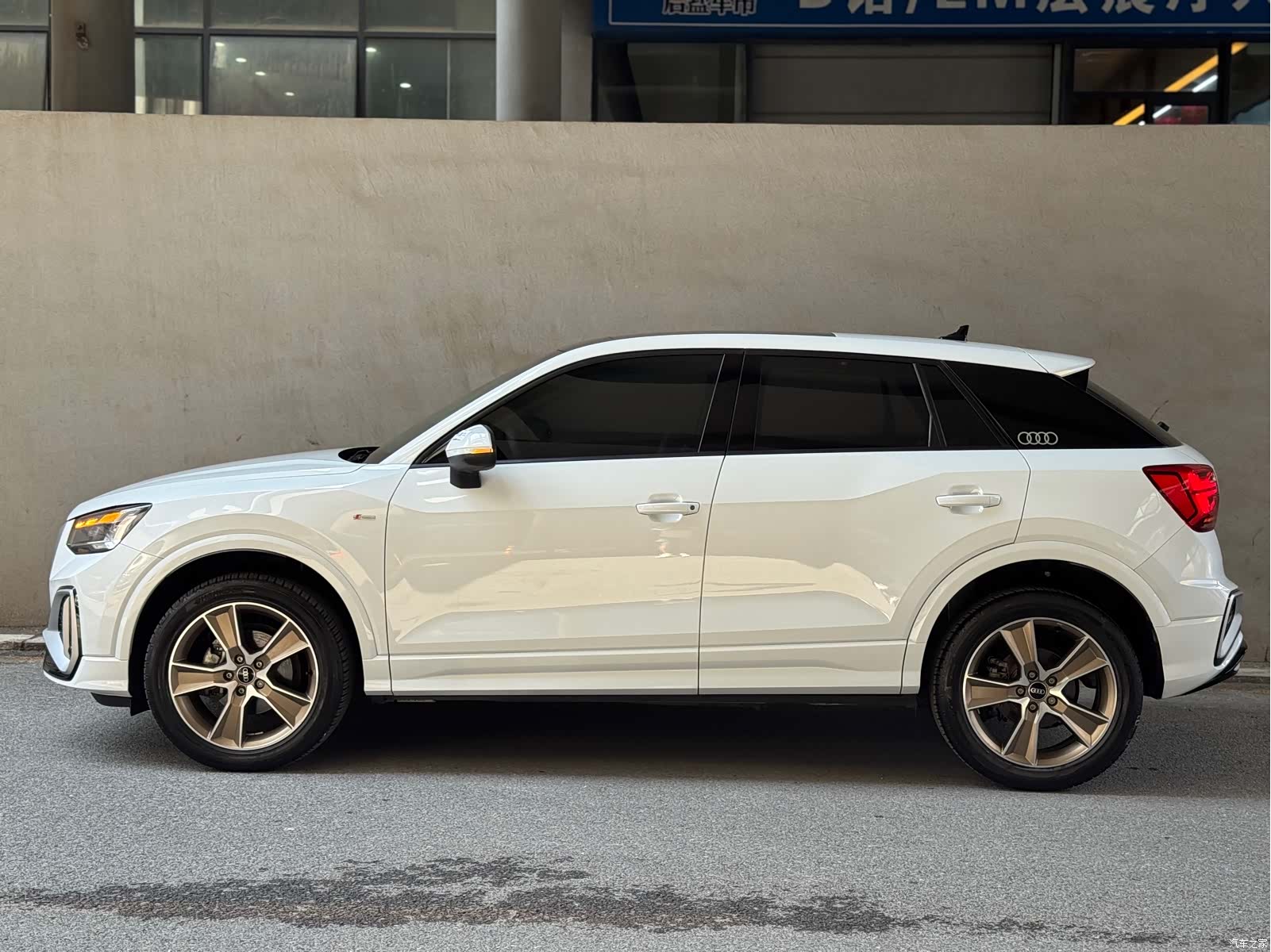 Audi Q2L, 2023 3