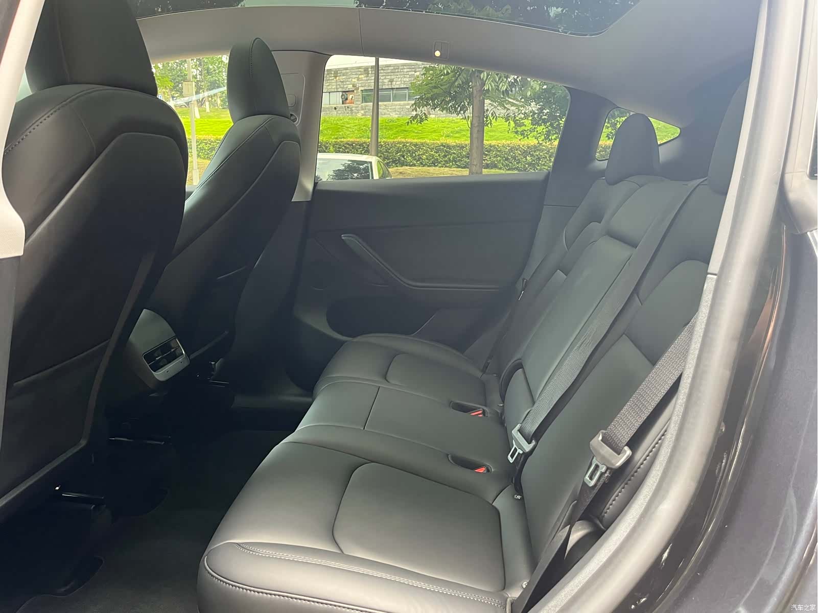 Tesla Model Y, 2024 9