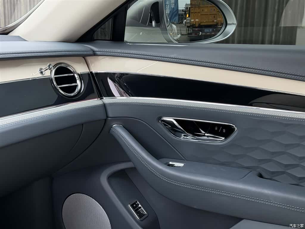 Bentley Flying Spur, 2025 28