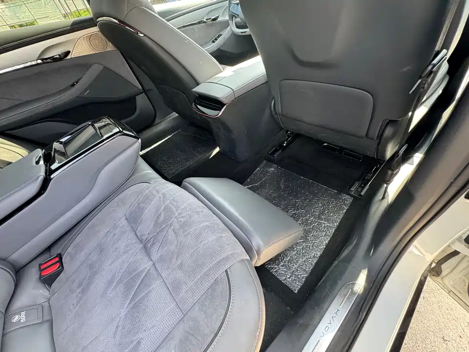 VOYAH Lantu chasing light