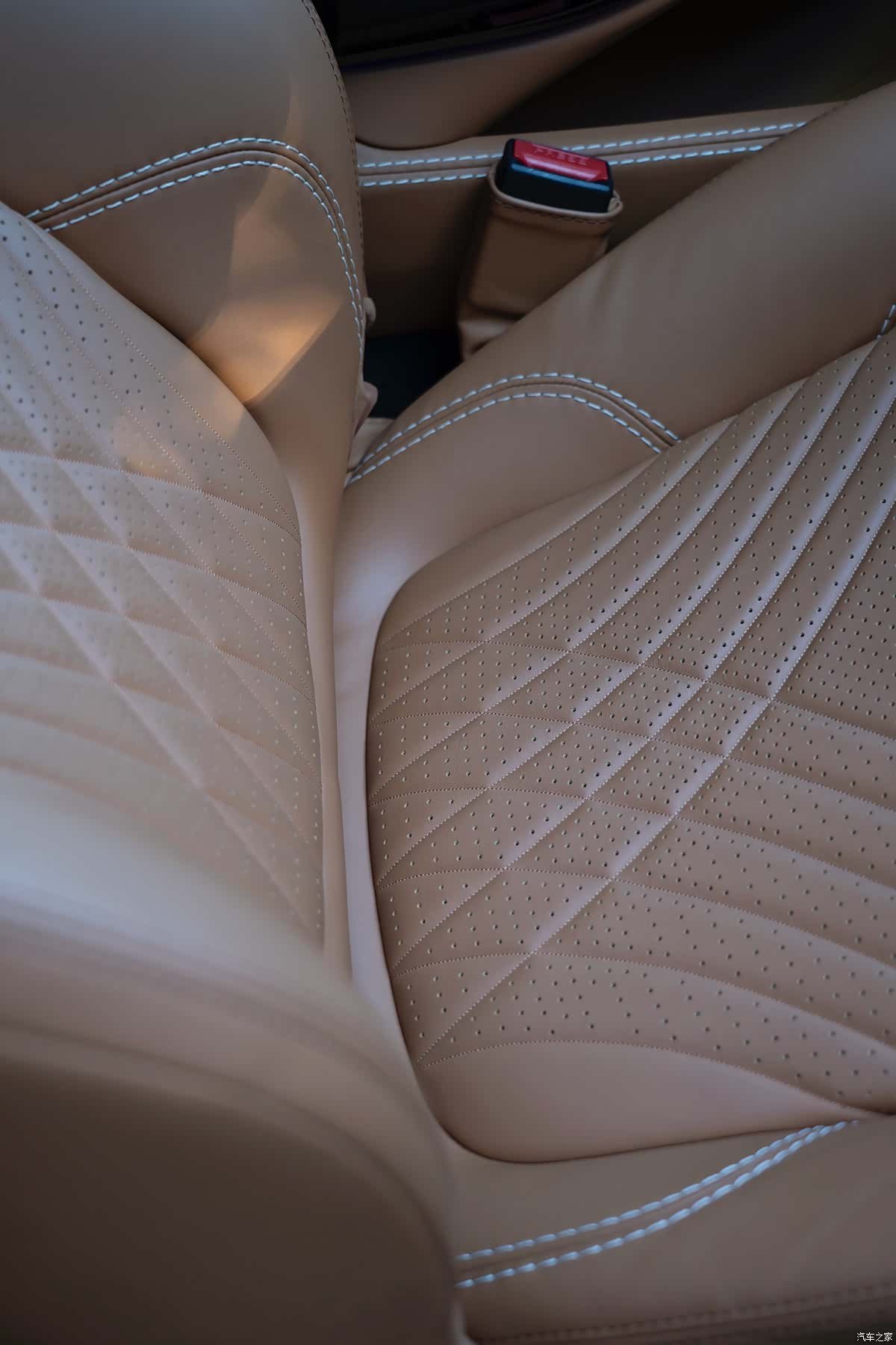 Aston Martin DBX, 2023 21