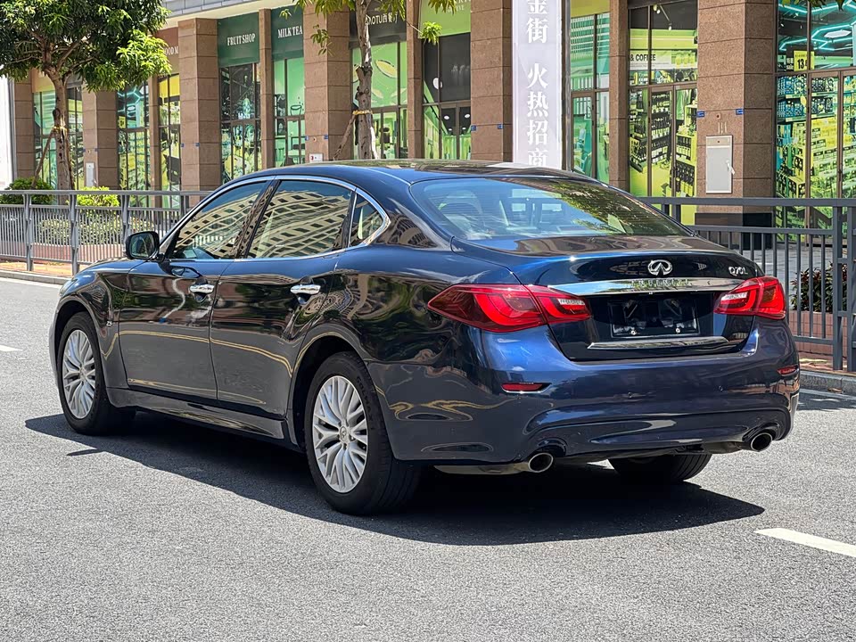 Infiniti Q70