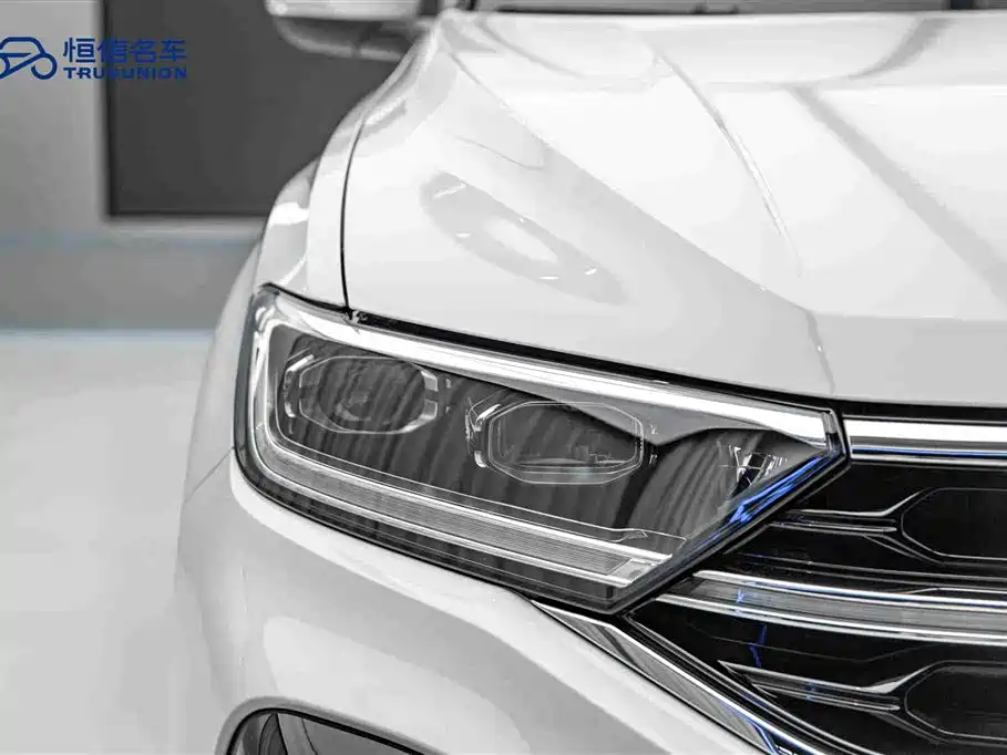 Volkswagen T-ROC exploring Songs