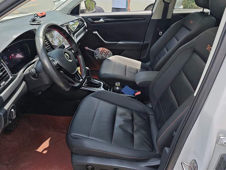 Volkswagen T-ROC exploring Songs