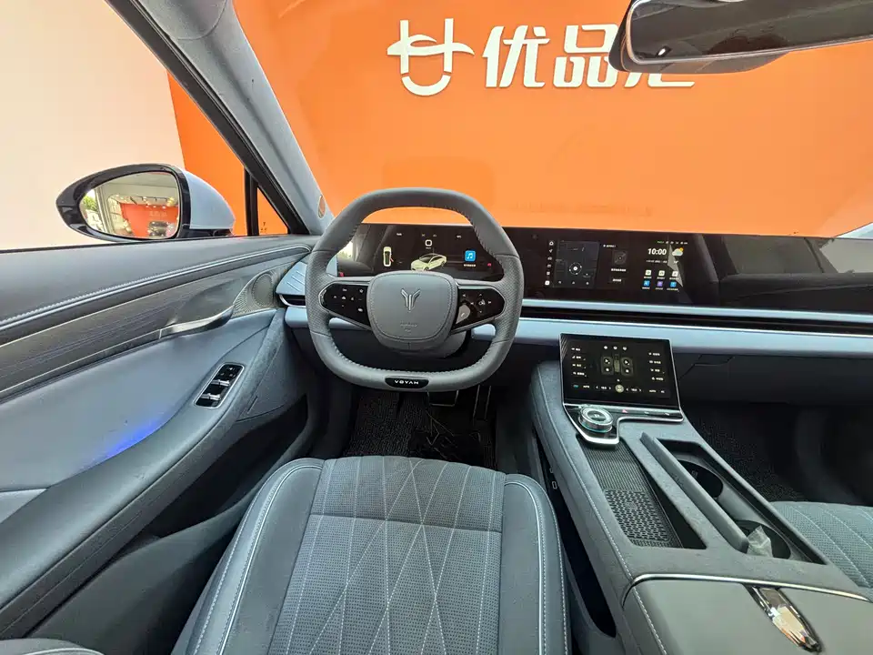 VOYAH Lantu chasing light