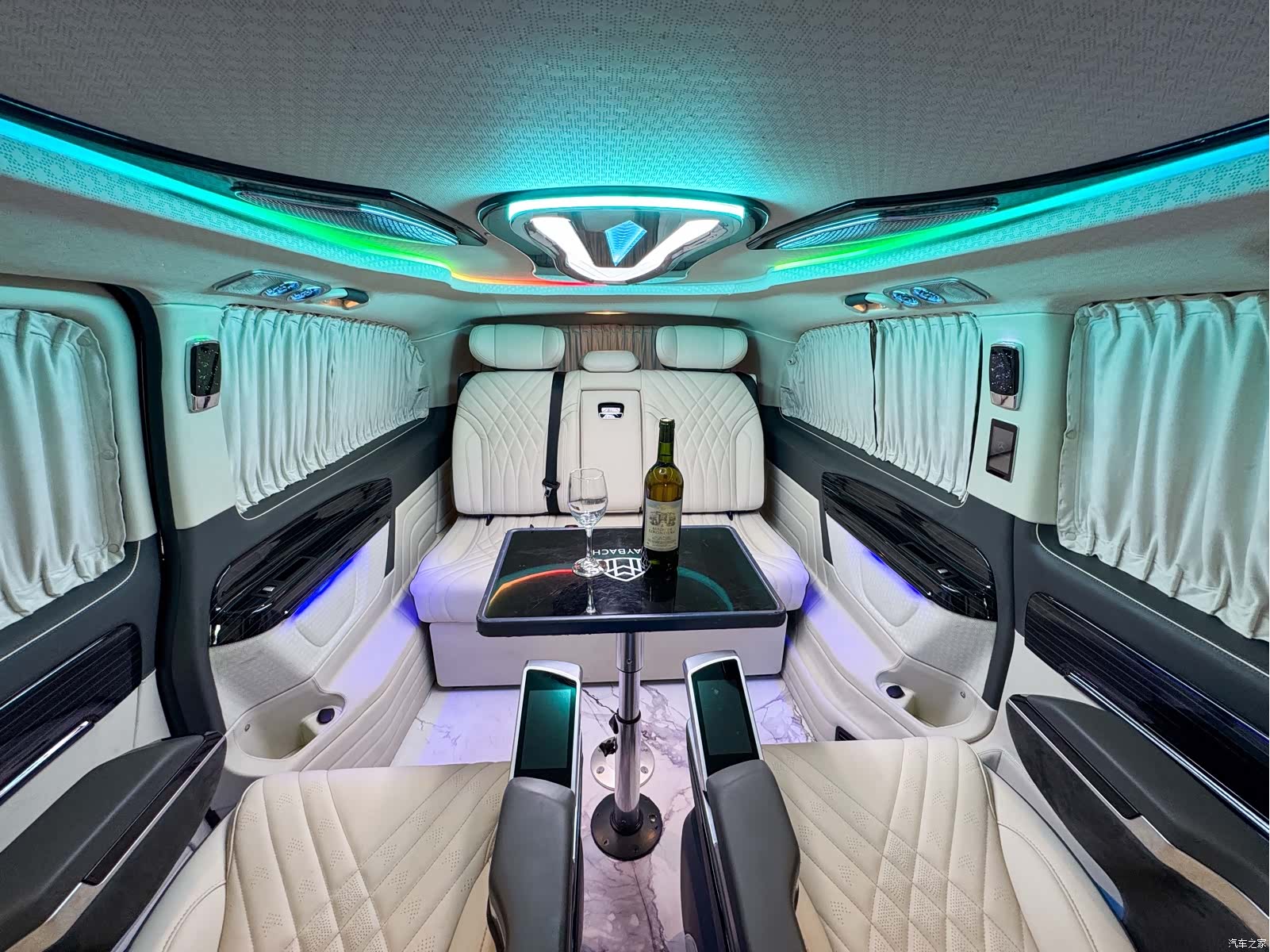 Mercedes-Benz 7, 2023 26