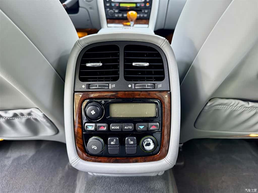 Jaguar XJ, 2009 24