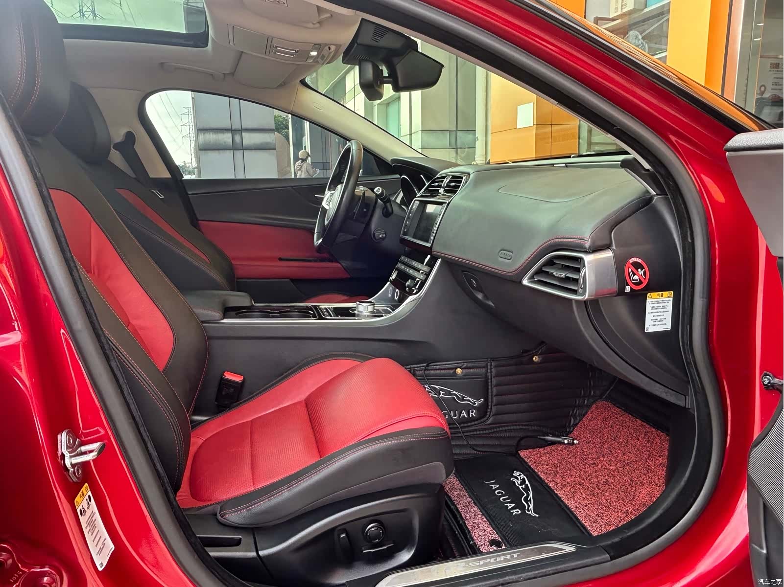 Jaguar XE, 2016 11