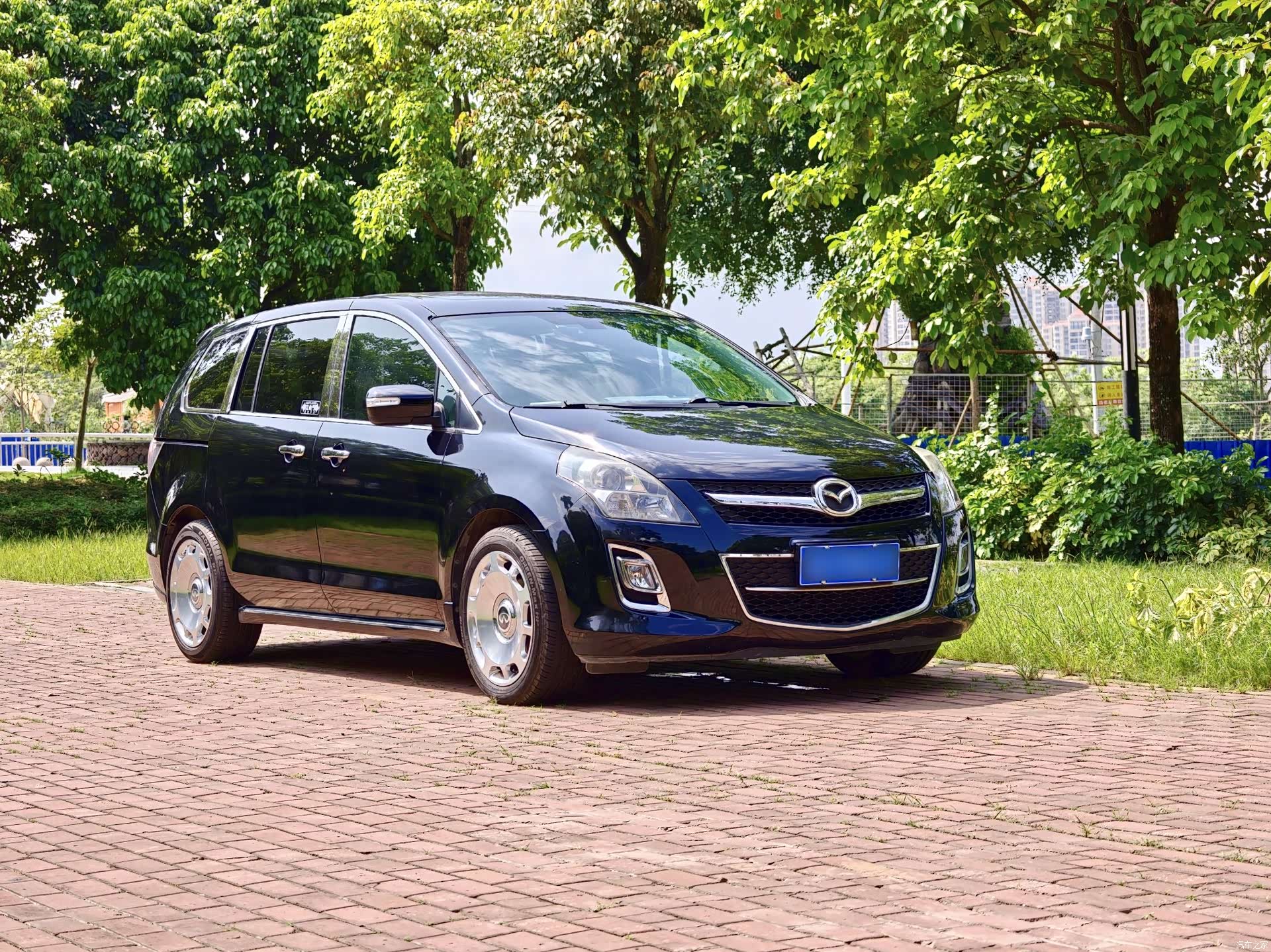 Mazda 8, 2013 3