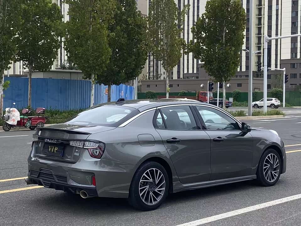 Lynk & Co 03