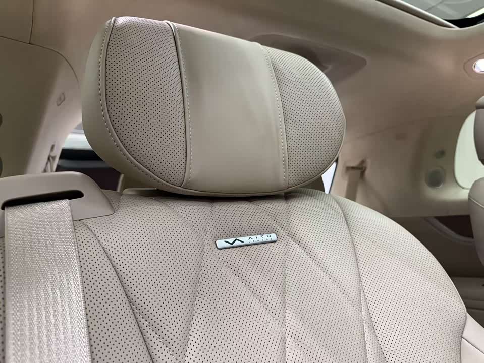 AITO Ask the world M9