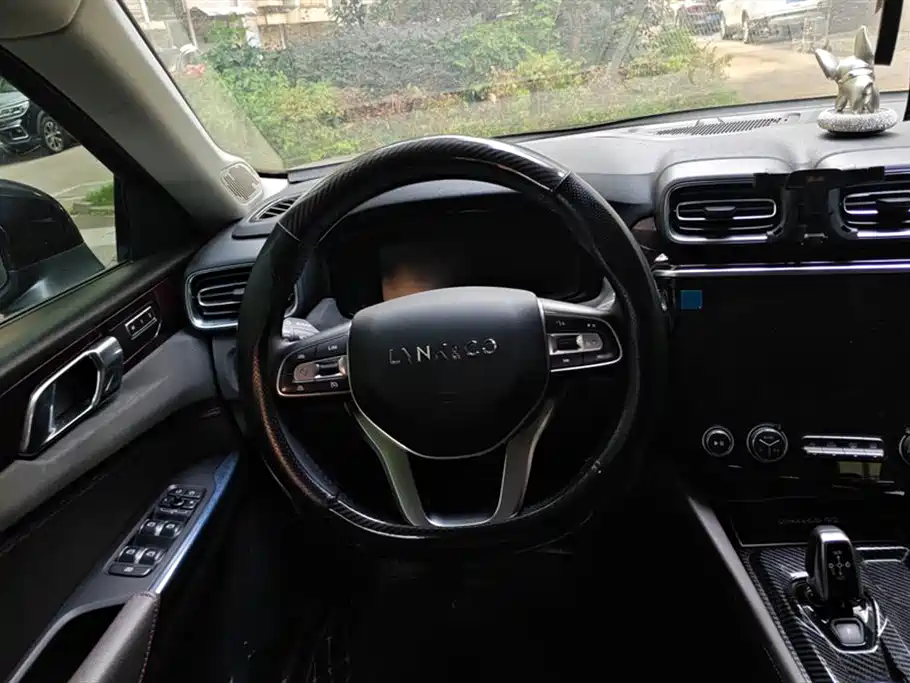 Lynk & Co 02