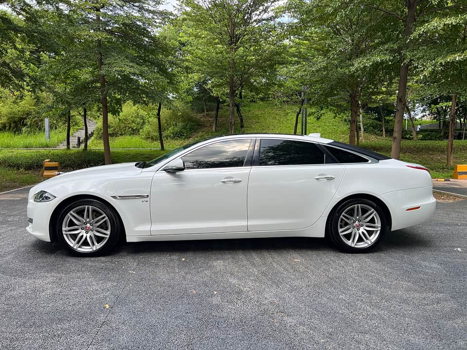 Jaguar XJ