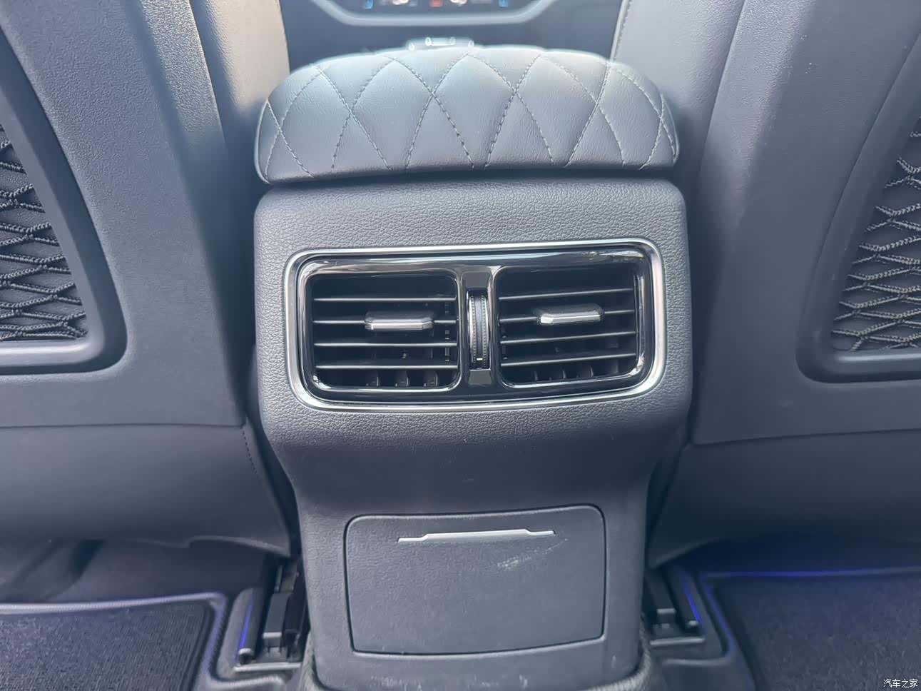 Hongqi HS5, 2022 11