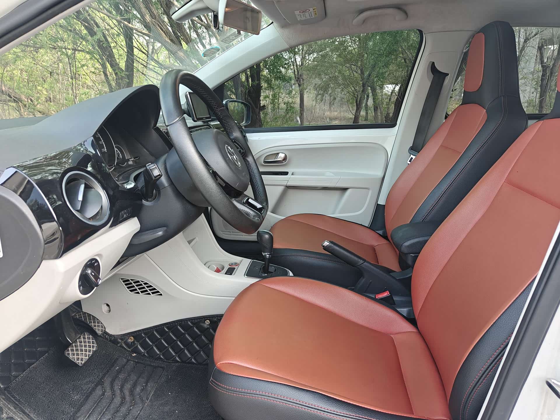 Volkswagen up, 2015 все фото
