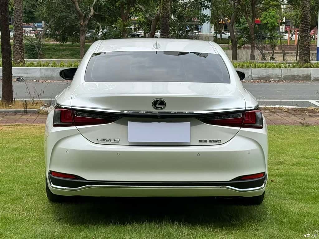 Lexus ES, 2021 все фото