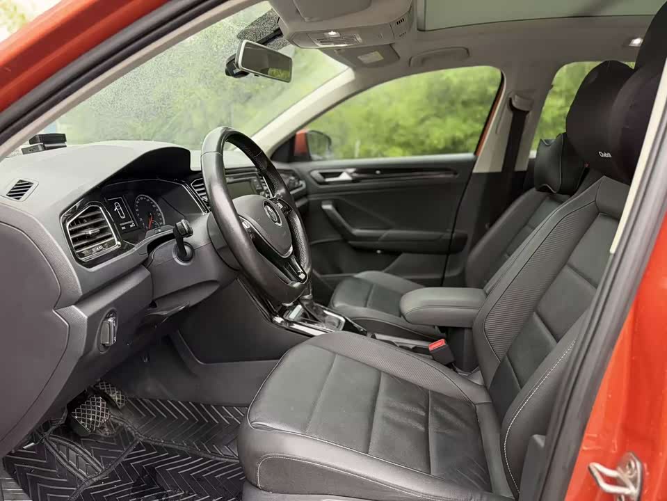 Volkswagen T-ROC exploring Songs