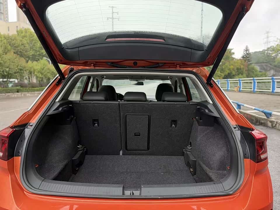 Volkswagen T-ROC exploring Songs
